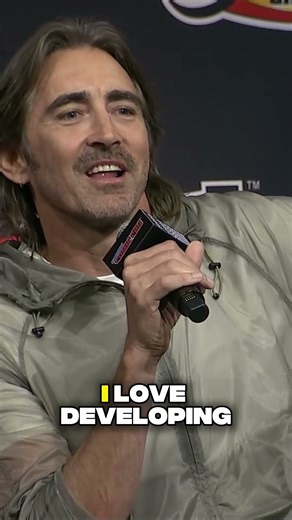 Lee loves his costume! | The Running Man Comicon!!