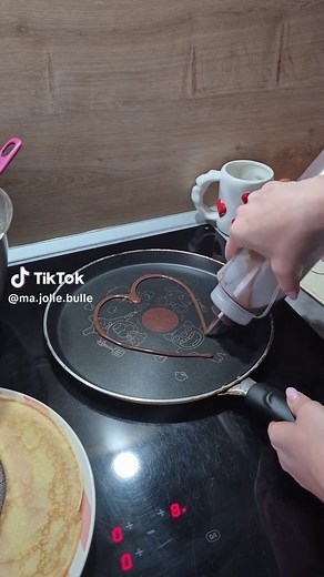 Parce que c’est bientôt la chandeleur mais que c’est aussi bientôt la Saint Valentin, j’ai mélangé les deux ❤️ Je vous remets la recette de mes crêpes : 250g de farine 3 oeufs 1/2 litre de lait 50g de beurre Un peu de vanille liquide Je prélève une louche de pâte à laquelle j’ajoute du chocolat en poudre. J’en mets une belle dose pour rendre la pâte moins liquide. Ce sera beaucoup plus facile pour dessiner 😉 #chandeleur #crêpes #coeur