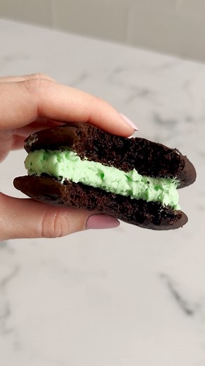 Mint Chocolate Whoopie Pies feature decadent, moist, fluffy cocoa cakes sandwiched together with a fresh, creamy mint filling. This delicious recipe is quick, easy to make, and sure to be a hit for St. Patrick's Day! 🍫💚 Recipe: handletheheat.com/mint-chocolate-whoopie-pies | Handle the Heat