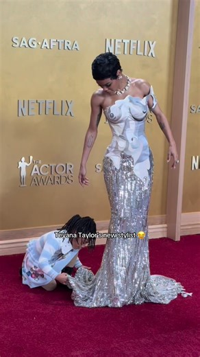 Teyana Taylor’s daughter Rue Rose helps her fix her dress at The Actor Awards 🥹 | Page Six