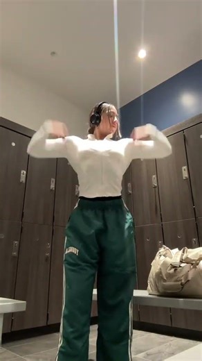 She’s RIPPED! 💪 Insane Female Muscle Flexing & Gains