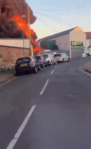 A passer-by captured this video of a fire in Bognor Regis earlier this morning. The fire is now under control but the public are advised to avoid the area. Follow our live coverage here: https://trib.al/ZE24FK1 | The Argus