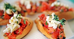 Hrskavi brusketi gotovi za 10 minuta: Iskoristite stari hleb na najbolji način