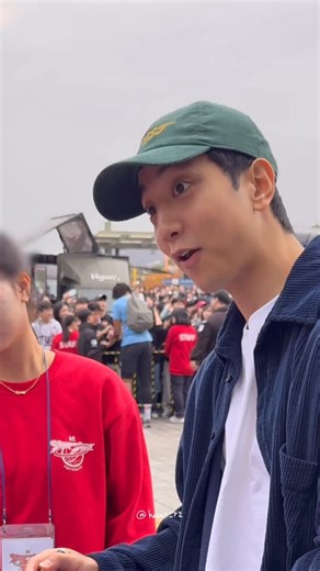 허훈 앓이(𝙖𝙠𝙖후니아뤼) on Instagram: "복귀전 승리 후 퇴근길 너무 소중한 시간☘️ 여전히 다정하고 여전히 위트 있고 여전히 잘생긴(!) 후니가 변함없이 팬들 속에 있었다. (이날 후니 착장도 넘 좋았어👍) 팀이 달라져도 후니는 후니💗 #허훈#HEOHOON @hooni_kt"