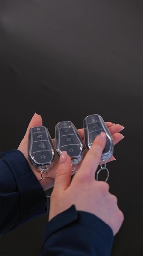 BYD Sealion 06 – Plug-in Hybrid în stoc la Horizon Auto! Un SUV modern care combină performanța, eficiența și tehnologia de top într-un pachet complet pentru orice drum. 🔹 Motorizare: 1.5 L Plug-in Hybrid (DM-i) 🔹 Putere sistem: ~318 CP și ~386 Nm cuplu total 🔹 Accelerație 0–100 km/h: ~8.5 s 🔹 Rată consum mixt: ~1.1 L/100 km (hybrid) 🔹 Baterie: ~18.3 kWh Li-ion (Blade) 🔹 Viteză maximă: ~180 km/h 🎥 Vezi în video cum se potrivește în stilul tău! Îl ai acum disponibil la Horizon Auto – vino 