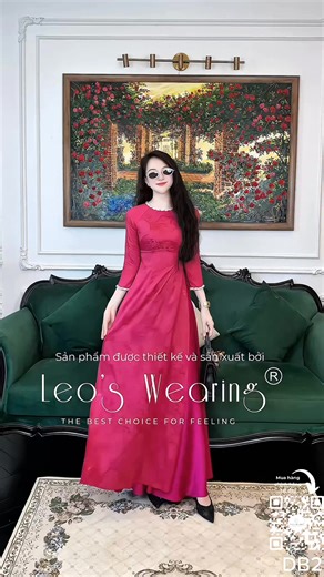 BỪNG LÊN KHÍ CHẤT KHÍ CHẤT QUÝ CÔ HIỆN ĐẠI 🧡 Sắc hồng rạng rỡ nhưng không phô trương, dịu dàng mà vẫn đủ nổi bật – thiết kế này sinh ra dành cho nàng yêu sự thanh lịch và tinh tế. Sử dụng chất liệu gấm lụa hồng cao cấp, bề mặt dệt nổi họa tiết chìm sang trọng, bắt sáng nhẹ tạo hiệu ứng óng ả đầy cuốn hút. Thiết kế Áo dài ôm form vừa vặn tôn dáng, khéo léo nhấn eo để tạo đường cong mềm mại. Phần tay lửng thanh thoát, dễ mặc trong nhiều dịp từ sự kiện, tiệc sang trọng đến những buổi gặp gỡ quan t