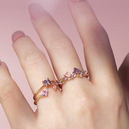 珠玉のラインナップが揃う、春のジュエリーコレクション。満開の桜や、しだれ桜など春をモチーフにしたBIZOUZのジュエリーで華やかなコーディネートを叶えませんか？ #jewelry