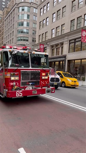🚨 FDNY Engine 65 Midtown Mob responding on 5th Avenue