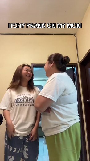Itchy prank on my mom!!! 😭 #prank #fyp #streaksaver #foryou