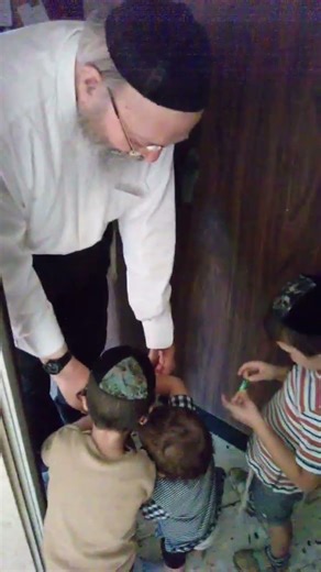 מרן שר התורה הגאון רבי יעקב חיים סופר שליט"א בענווה מופלאה מחלק ממתקים לילדים