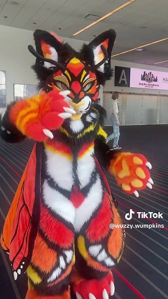 I CAN ONLY COUNT TO FOURRR #paws #fursuitmaker #fursuiting #fursuitbodysuit #furrycon #anthrocon #fursuitpaws #fursuittail
