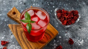 ¿Cómo preparar y tomar el agua de jamaica para bajar de peso?