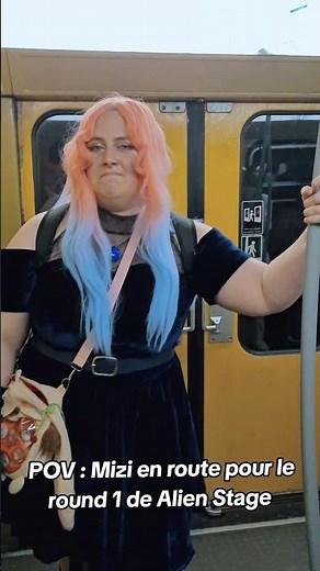 Mizi taking the metro 🚅 - Alien Stage cosplay in public transports 🧍‍♀️