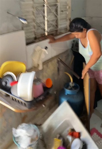 Pia de cozinha indo de arrasta — rotina e desastre
