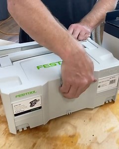 Want THE accessory for achieving consistent edge sanding quality? 🤩 The Festool edge sanding guide AH-ES-ETS/ETSC is IT! The set up and usage is simple! 🟢 Attaches to the Festool 5" sanders ETS 125 REQ and ETSC 125 🟢 Adapts to practically any angle or curvature 🟢 Helps avoid tilting or burning through material We linked the our page in bio for more specs on this tool! Thanks @rustic_designs_by_rich for sharing this video 💚 ---------------------------------- Vous voulez L'ACCESSOIRE pour obt