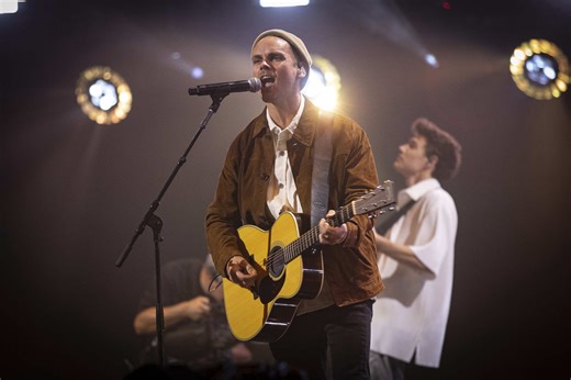 Oh, there's nothing better than You! Elevation Worship performs “Graves Into Gardens” at the 2021 GMA Annual Dove Awards. #elevationworship #christian #worship