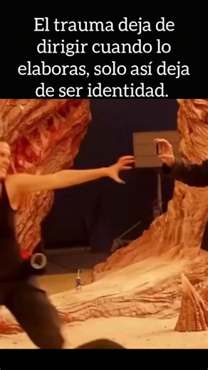 Consultorio Psicológico Sisu on Instagram: "🧠🔥 Tu historia no es tu identidad 🔥🧠. El trauma dirige mientras no se mira 👀⚡. Se mete en tus decisiones, en tus vínculos, en tu forma de reaccionar 😶‍🌫️💔. Y sin darte cuenta empiezas a decir “yo soy así”, cuando en realidad es tu herida la que está hablando 🩹🧠. Sobrevivir no es lo mismo que vivir 🚨➡️🌿. Muchas veces lo que llamas personalidad fue una estrategia para no volver a sentir dolor 😔🛡️. Funciona para resistir, pero no para constr
