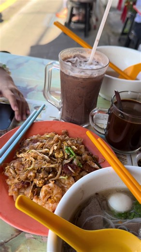 Kebaikkan boleh di lakukan di mana2 saja.. kami tgh bercuti di Penang. Tgh syok makan mee, tiba2 nampak uncle ni tekial2 nak tukar tayar kereta nya yg pancit. Mr Husb tanpa banyak soal terus pegi tolong. 😅 Part paling comel bila uncle tu tolong lindung Mr Husb pakai kotak sbb cuaca panas sgt masa tu. Moral of the story. Kita bantu dengan ikhlas. Tak kira bangsa atau agama dan dimana saja kita berada. 🤗 Tq uncle dah bagi kuih2 yg sedap dan lembut utk kami sbagai tanda terima kasih. Sy suka sgt 