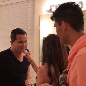 Así me reciben cuando llego de viaje... cada uno en lo suyo... mi hija @mia_zaa me consiente cuidándome la piel dizque pa q no me envejezca y mi hijo @aaron_zaa me consiente el alma con mi pasión la #salsa #amorpuro #hogar #riqueza #DIOSESFIEL #charliezaa #maeloruiz | Charlie Zaa