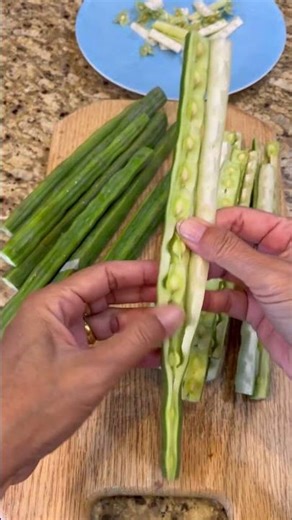 Peeling Moringa is easy and quick, taking little time. #cooking #How to peel Moringa quickly