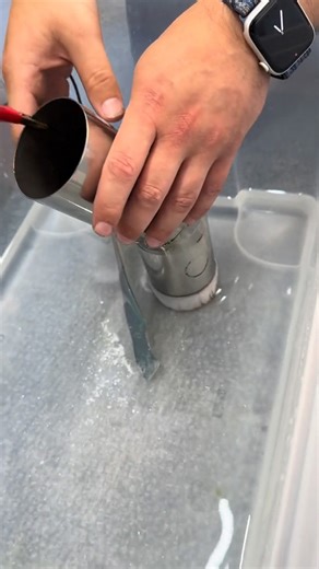 Watch how to color a titanium pipe with only electricity