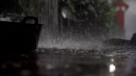 What is considered heavy rain and what is the record?