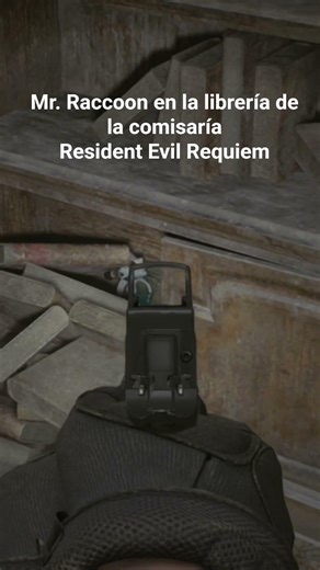 Mr Raccoon en la librería de la comisaría de Resident Evil Requiem