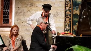 25K views · 554 reactions |  Un réveil en musique, ça vous dit ? Samedi soir, à l'occasion de la #SaintVincent2020, le chanteur Gilbert Montagné a chanté l'Hymne à l'amour dans le cellier du château du Clos Vougeot  | Le Bien Public | Facebook