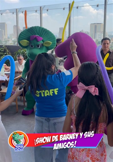 Show de Barney para fiestas infantiles 💜💚 Hay personajes que basta verlos para acordarse de la infancia. Barney es uno de ellos, y ahora muchos papás tienen la oportunidad de compartirlo con sus hijos. En nuestro show inspirado en Barney y sus amigos, los peques cantan, juegan y conviven con los personajes durante la fiesta. Y sí… probablemente más de un adulto termine cantando una canción que todavía se sabe de memoria. 😄 ¿Quién más creció viendo a Barney? Servicio disponible en CDMX. WhatsA
