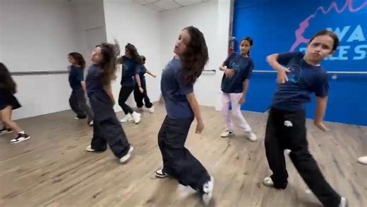 JR HIP.HOP CLASS - Edades: Niñas de 9 a 12 años de edad - Teacher: @naominicoo - Día: Miércoles - Hora: 6:30 a 8:00pm - Donde: Camuy P.R Nuestro enfoque es desarrollar bailarinas para el ámbito comercial. No importa si vienes hacerlo como hobby, por recomiendación médica o para convertirte en un bailarín profesional, el compromiso de @wavedancestudiopr y la calidad de nuestras clases será la misma. Sin duda aprenderás, dependerá de tu consistencia, cuánto te dejes llevar y tu disciplina. Escríbe