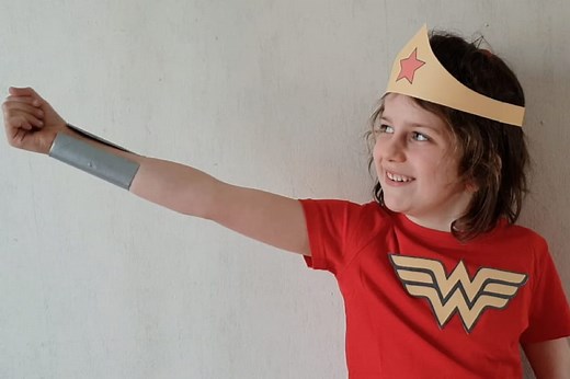 Déguisement de Wonder Woman : un DIY facile à reproduire pour les enfants