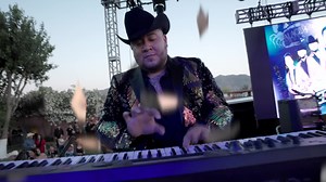 585K views · 15K reactions | Alacranes Musical les presentamos ''video official'' Cumbia Mix 1 para que lo bailes y lo disfrutes Puro Ritmo alacranero de los principes Alacranes Musical en vivo desde Phoenix Arizona El Rancho corona iniciando la gran Gira DEl genero Duranguense En un solo escenario Durango Fest 2022 | Alacranes Musical | Facebook