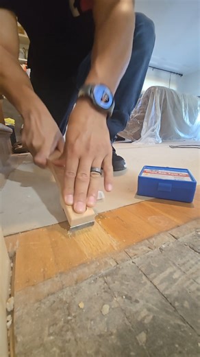 White oak and red oak can look nearly identical, which is why testing matters. A white oak test kit was used to confirm the species, especially after red oak was found in another area of the home. You can’t always assume a floor was installed all at once. After applying both A and B solutions, the dark black reaction in the wood shavings confirmed this section is white oak. Now the question is did you guess right before the results were revealed? | FloorCo. | Facebook