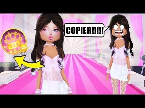 COPYING OUTFITS, Then GIFTING FREE VIP in Dress To Impress!