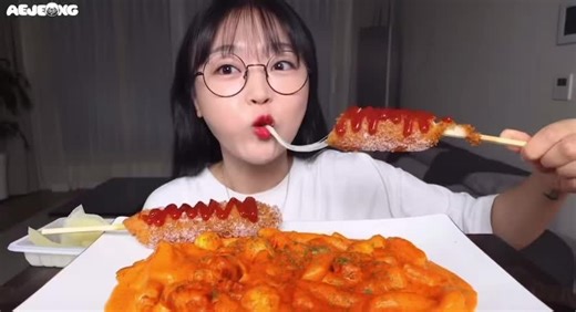 corndog cr: aejong #fyp #asmr #mukbang #eating #eatingshow