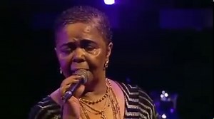 CESÁRIA ÉVORA: SODADE. Le Grand Rex, París, Francia, 2004. Cesária Évora: (São Vicente, Cabo Verde, 1941 - 2011) Cantante caboverdiana conocida por sus seguidores como la Reina de la morna o La diva de los pies descalzos. Su estilo de música era la morna, sugerente mezcla del fado portugués, la modinha brasileña, el tango argentino y el lamento angoleño. | Cuba, Ejemplo de Lucha, Dignidad y Resistencia.