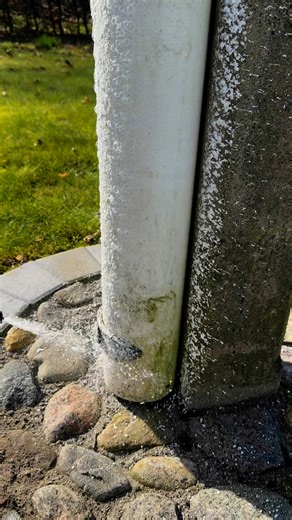 Nyhed: Se den geniale nyhed, der gør al din rengøring udenfor sjov og nem. Elsker du også forår? Og glæder du dig også til mere tid udenfor? I do ♥︎ Og så elsker jeg at fixe og gøre klar. Og den her nyhed, den har jeg glædet mig til at dele med dig. For jeg ved, du kommer til at elske den. Jeg er på toppen over den. Det er en skumudlægger, der kan trylle din sæbe om til skum, sådan det hæfter bedre på overfladerne, og dermed virker meget mere effektivt. Og så er den top nem at bruge. Du kommer b