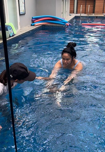 Anak 1 Tahun Jago Berenang, Bangga Mommy!