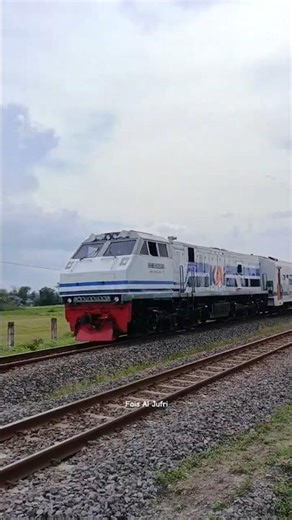 MOMEN PERTAMA KALI SAYA LIHAT LOKOMOTIF CC 203 LIVERY 2 GARIS BIRU JUMBO!🤩