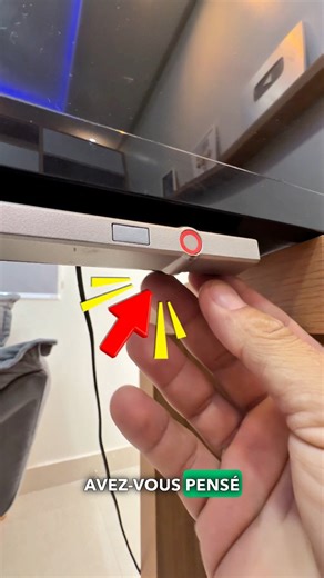 Nous vous révélons le secret que les techniciens gardent jalousement : comment transformer votre vieille TV de 2010-2012 en Smart TV en utilisant simplement le port USB et votre téléphone. Nous vous montrons étape par étape comment connecter votre téléphone via câble USB, utiliser l'application Lucando Ideias, et activer la fonction de transformation Smart. Découvrez comment accéder à toutes les fonctionnalités, y compris YouTube, avec votre télécommande existante. | TechPlay Resolve