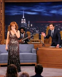 Jimmy Fallon STUNNED When Reba McEntire Suddenly Stops Singing After Spotting This Man Sometimes a song stops midnote because standing in the back of the room is a 40-year story waiting to be told. Reeba McIntyre's voice cracked. Not from emotion in the lyrics, from recognition. Her eyes locked on row 14, seat seven. The microphone dropped to her side. Jimmy Fallon froze midclap. The roots stopped playing. 300 audience members held their breath as Reeba whispered two words into the suddenly sile