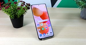 Xiaomi 12 Pro: Display luminos şi prietenos cu gaming-ul, ultra accesorizat cu opţiuni