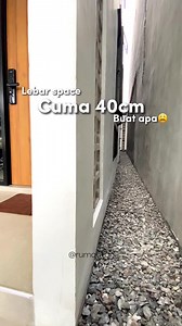 Biar lorong 1nya nggak iri hehe. Jadi di rumahtan ad 2 lorong , yang 1 d fungsikan untuk akses keluar masuk, taman dan bukaan. Dan lorong satunya ini untuk akses ke toren dan jendela. Masing-masing ukuran lorongnya 90cm-1m dan 40-50cm (layout tanah miring) . Sama-sama ditutup pakai batu bedany lorong yang untuk taman adalah area resapan. Sedangkan lorong yang ini dicor . Untuk sistem drynasenya sendiri dibuat miring depan lebih rendah dan dibuatkan saluran langsung ke got. Untuk keamannanya insy