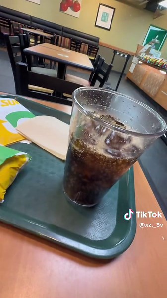 혼밥 브이로그: 시내 탐방과 맛있는 한끼