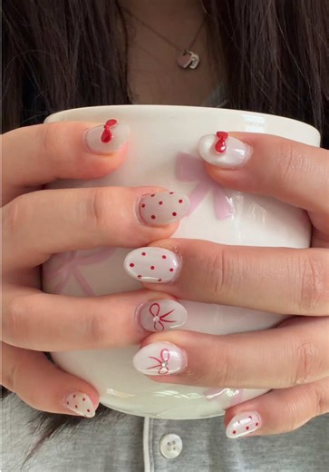 Cutesy Hello Kitty Nail Art Ideas