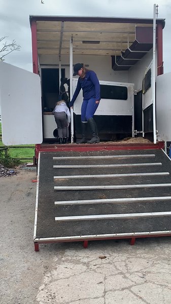 Unloading her pony #cobxwelsh #poniesoftiktok #equestrian #pony #horsebox #unloading #horsetrailer #newskill #firsttime