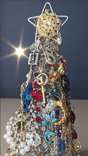 How to Make a Christmas Tree out of Vintage Jewelry #jewelry #cristmasdecor