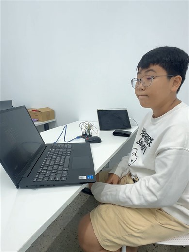 🤖 ការអនុវត្ត៖ ការគ្រប់គ្រង LED ដោយប្រើ Arduino ⚙️💡 ក្នុងវគ្គសិក្សា Robotics និង Electronics Engineering សិស្សបានអនុវត្តការគ្រប់គ្រង LED ដោយប្រើ Arduino Microcontroller និងការសរសេរកូដ Programming។ សិស្សបានសិក្សាអំពី Circuit Connection, Digital Output Control, LED Blinking System និង Coding Logic ដើម្បីបញ្ជា LED ឲ្យដំណើរការតាមការកំណត់ផ្សេងៗ។ ការអនុវត្តនេះជួយសិស្សយល់ដឹងអំពី Electronics Control System, Automation និង Embedded Programming ដែលជាមូលដ្ឋានសំខាន់សម្រាប់ Robotics Engineering និង Smart Te