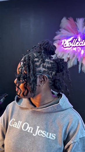 my client came in and said I want something DIFFERENT ⭐️ I said your in the right place! We came up with this super cute loc Mohawk look… let me know what yall think👇🏽😍