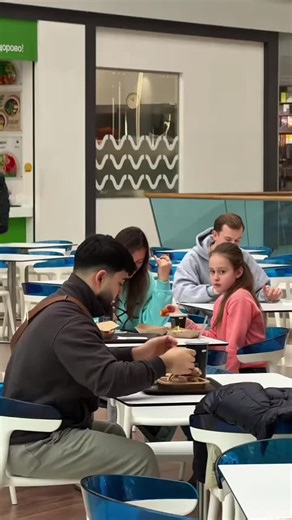 🇨🇳「教养的最高境界是让人感到舒服。」 —— 契诃夫 🇬🇧 “The highest level of upbringing is to make others feel comfortable.” —— Anton Chekhov 🇨🇳 类似案例： 🇬🇧 Similar cases: 🇨🇳 在伦敦的一家快餐厅，一名年迈的老人试图吃一份意面，但由于患有帕金森症，他的叉子始终无法稳稳地送入口中，食物溅得满桌都是。周围的人投来异样的目光，老人显得极度尴尬和局促。这时，邻座一名素不相识的年轻小伙子默默地坐到了老人身边，并没有过多的言语，只是温和地接过叉子，像照顾自己的祖父一样，一小口一小口地喂老人吃完了整顿饭。 🇬🇧 In a fast-food restaurant in London, an elderly man tried to eat pasta, but due to Parkinson's disease, his fork couldn't steadily reach his mouth, and food splashed all over the